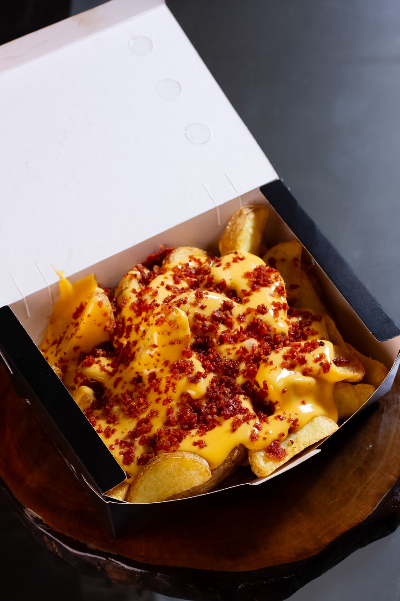 Batata frita com american cheese e bacon